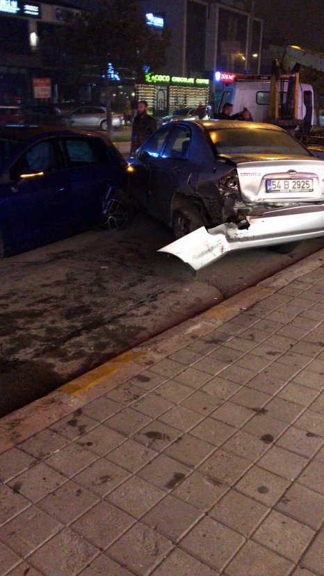 i Alkollü sürücü araç kullanırken canlı yayın yaptı