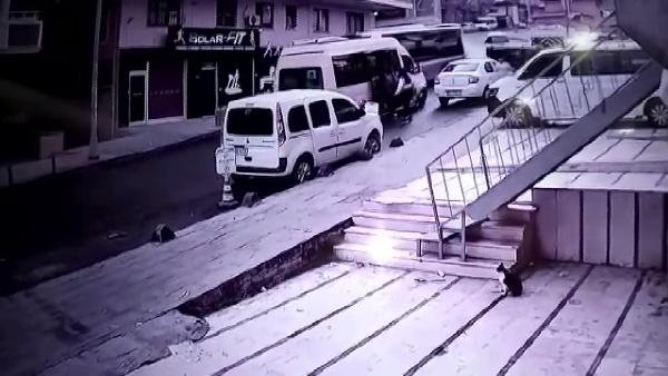 Kapısı açık minibüsten düştü