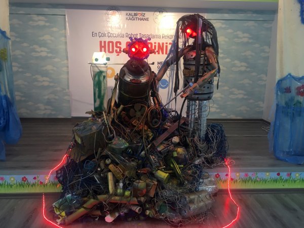 i Kağıthane'de topladıkları atıklarla robot yaptılar