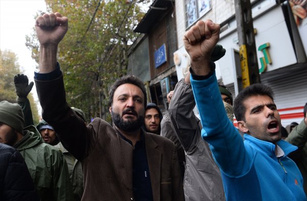 İran'da cenaze töreni 'karşıt' gösteriye dönüştü