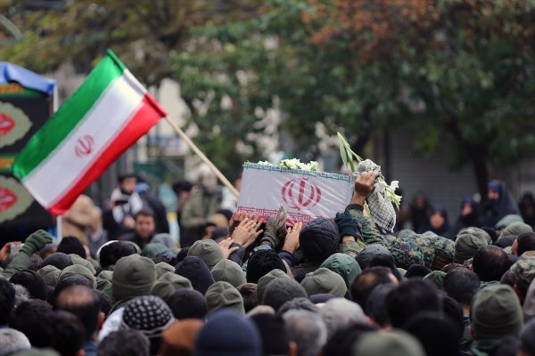 İran'da cenaze töreni 'karşıt' gösteriye dönüştü