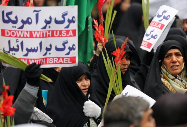 İran'da cenaze töreni 'karşıt' gösteriye dönüştü