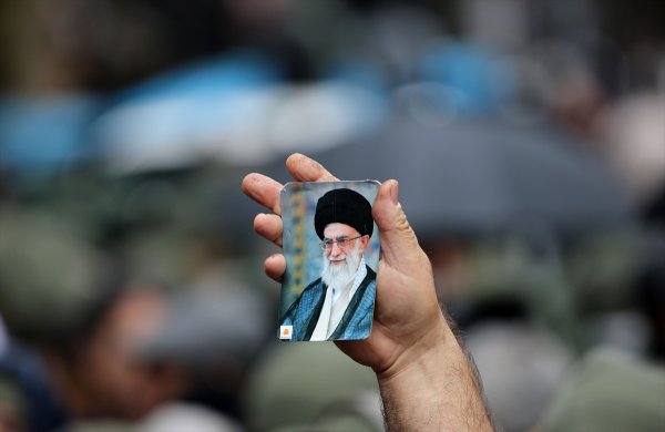 İran'da cenaze töreni 'karşıt' gösteriye dönüştü