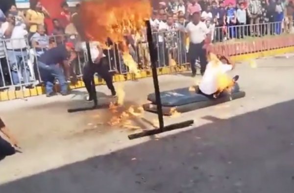 Meksika'da ateşle şov yapan adam alev aldı