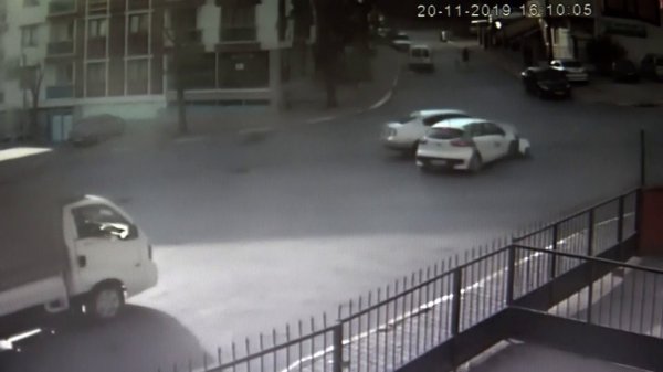 İstanbul'da hızını alamayan sürücü araca çarptı
