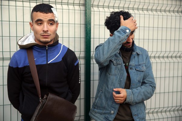 a Yunan askeri göçmenleri silahla dövdü