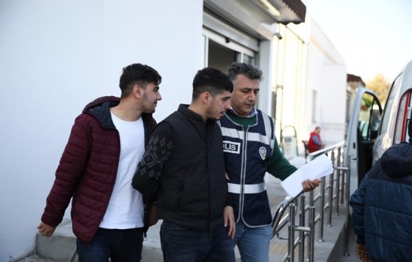 Sıfır Bir oyuncuları şişle iki kişiyi kovaladı