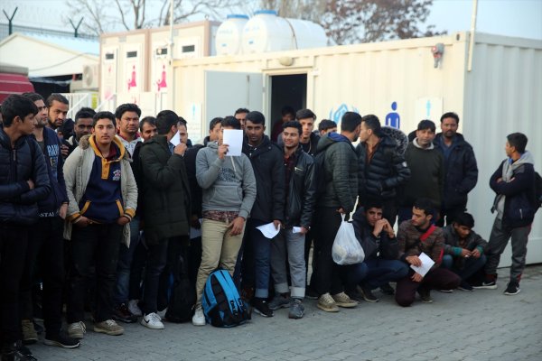 a Yunan askeri göçmenleri silahla dövdü