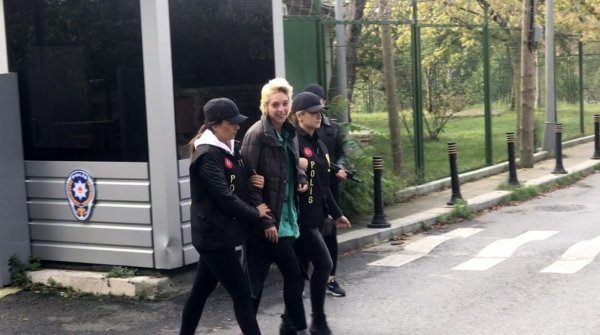 Başörtülü öğretmene saldıran kadın gülerek adliyeye gitti