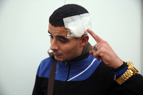 a Yunan askeri göçmenleri silahla dövdü