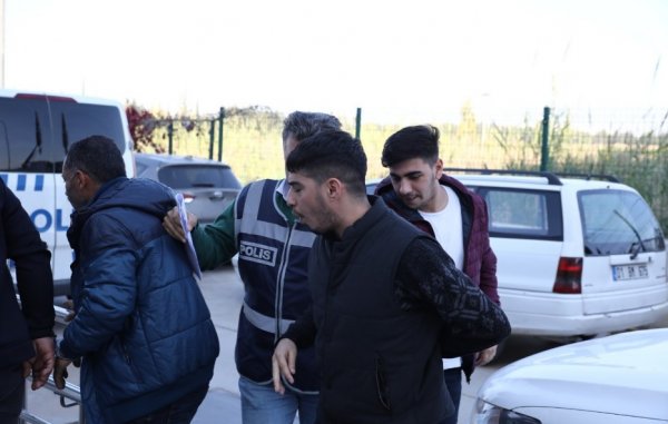 Sıfır Bir oyuncuları şişle iki kişiyi kovaladı