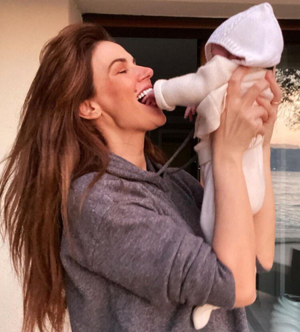 Tülin Şahin kızıyla poz verdi