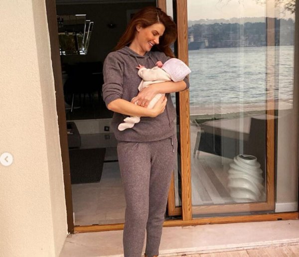 Tülin Şahin kızıyla poz verdi