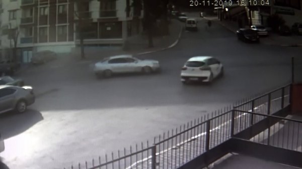 İstanbul'da hızını alamayan sürücü araca çarptı