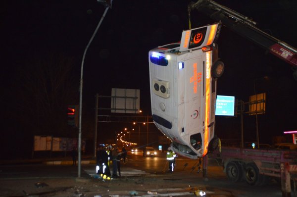 Ağrı'da hasta taşıyan ambulans kaza yaptı: 1 ölü 9 yaralı