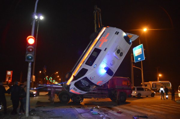Ağrı'da hasta taşıyan ambulans kaza yaptı: 1 ölü 9 yaralı