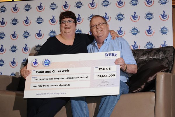 Satın aldığı futbol kulübünü taraftarlara verecek