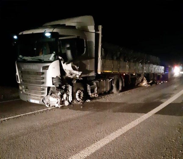 Sivas'ta tır ile çarpışan aracın sürücüsü araçta sıkıştı