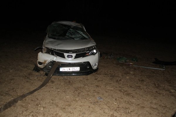 i Konya'da tarlaya devrilen araç taklalar attı