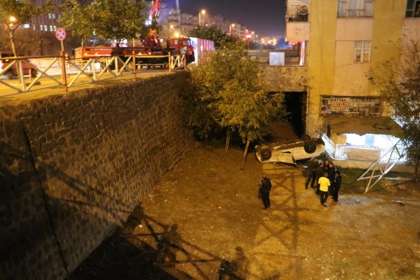 i Şanlıurfa'da araç binanın bahçesine uçtu