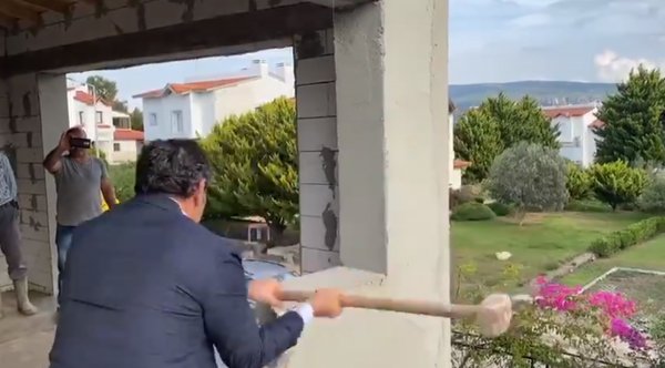 CHP'li Aykut Erdoğdu, kaçak yapısını yıktı