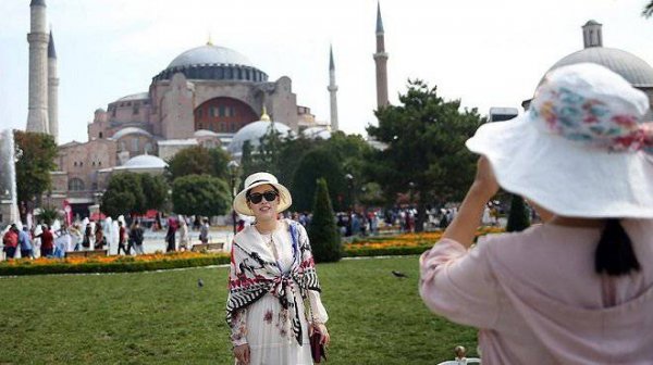 a Turistler 9 ayda 5.1 milyar dolarlık yemek yedi