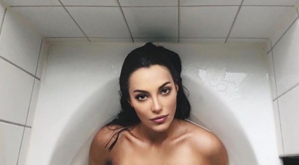 Tuvana Türkay küvette poz verdi