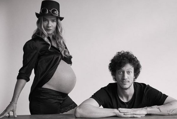 Müge Boz bebeğini kucağına aldı