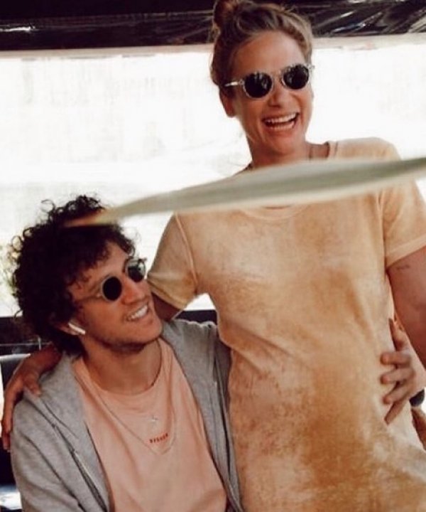 Müge Boz bebeğini kucağına aldı