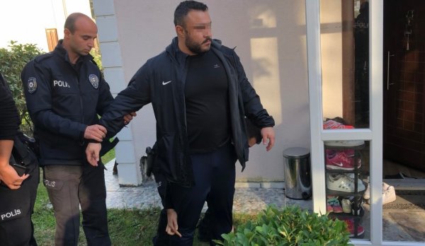 i Pilates hocası eşini ayağından vurup, polise teslim oldu