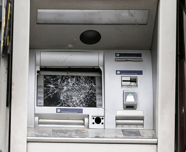 r İran'da göstericiler 900'den fazla bankayı yaktı