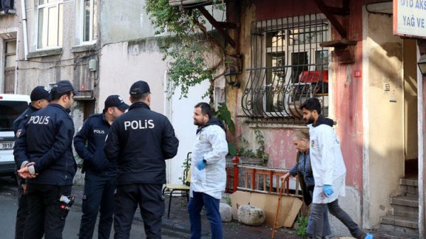 Fatih'te emekli başkomiser kızını vurdu