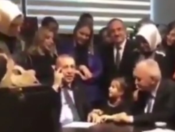 İzmir'de Erdoğan'ı güldüren küçük kız