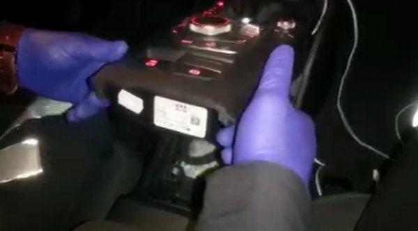 Lüks otomobilin içerisinden uyuşturucu çıktı