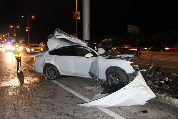 i Karaman'da bir sürücü yön levhasına çarptı