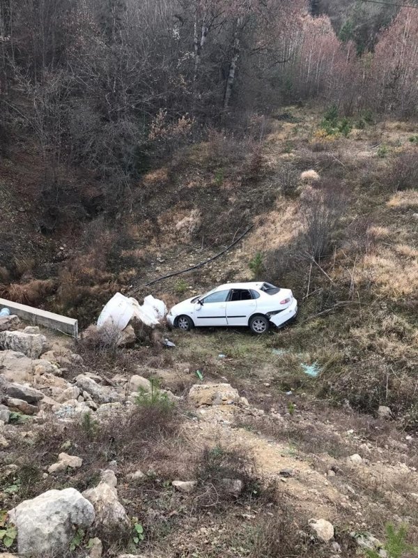 i Karabük'te bir araç şarampole uçtu