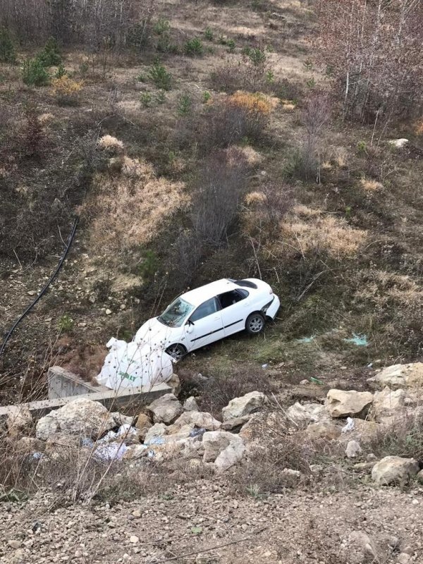 i Karabük'te bir araç şarampole uçtu