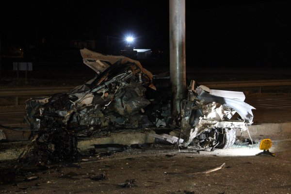 i Karaman'da bir sürücü yön levhasına çarptı