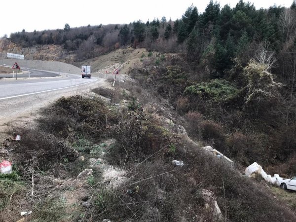 i Karabük'te bir araç şarampole uçtu