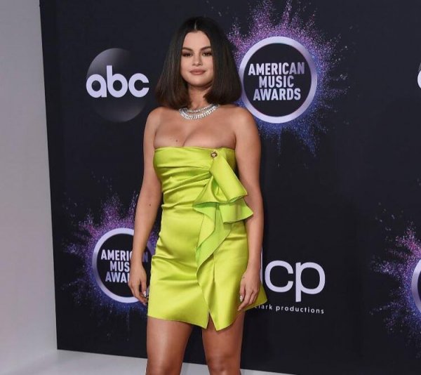 Selena Gomez sahnelere geri döndü