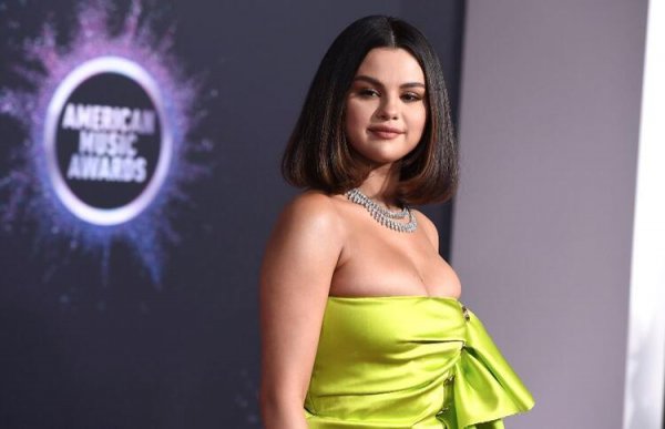 Selena Gomez sahnelere geri döndü