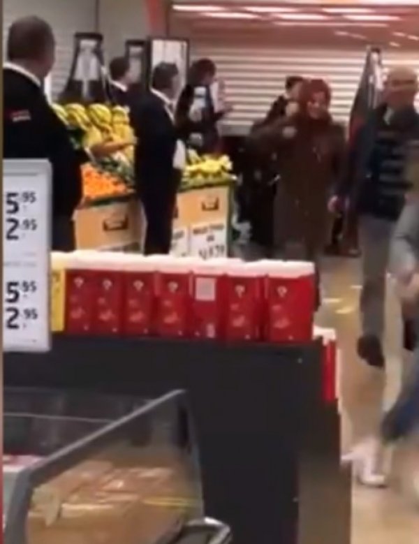Migros'ta cep telefonu almak için yarıştılar