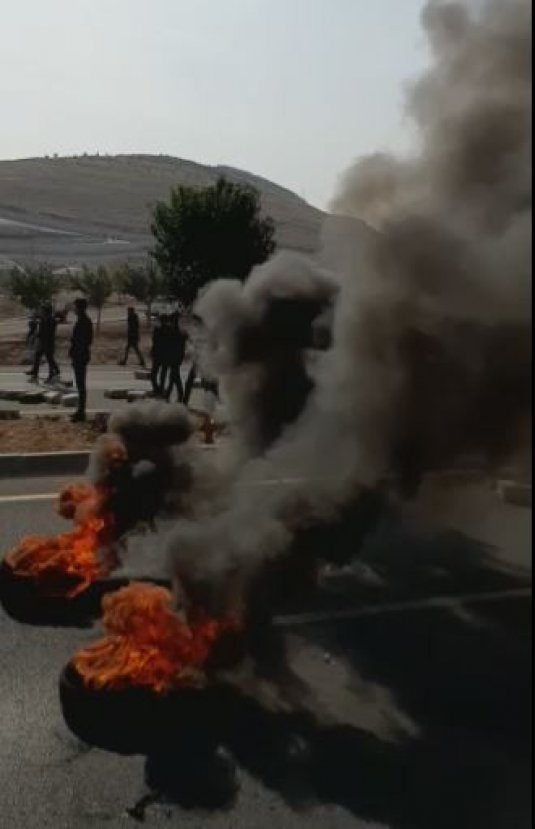 Arkadaşlarına kamyon çarpan öğrenciler yolu kapattı