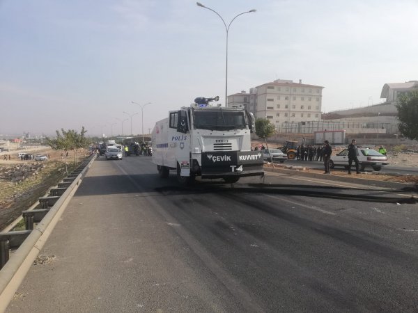 Arkadaşlarına kamyon çarpan öğrenciler yolu kapattı