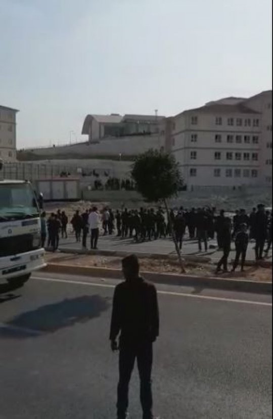 Arkadaşlarına kamyon çarpan öğrenciler yolu kapattı