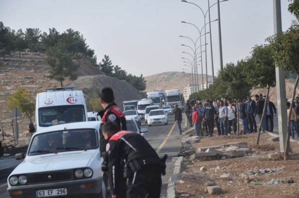 Arkadaşlarına kamyon çarpan öğrenciler yolu kapattı