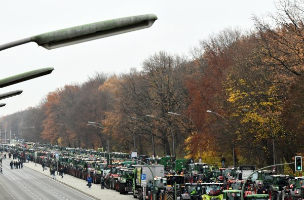 Almanya'da çiftçiler trafiği kilitledi