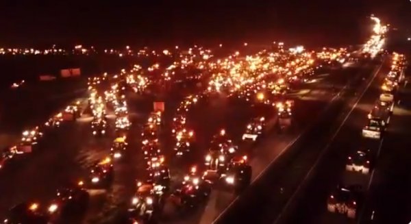 Almanya'da çiftçiler trafiği kilitledi