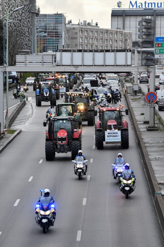 Fransa'da çiftçiler tarım politikasını protesto etti