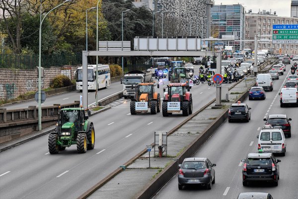 Fransa'da çiftçiler tarım politikasını protesto etti